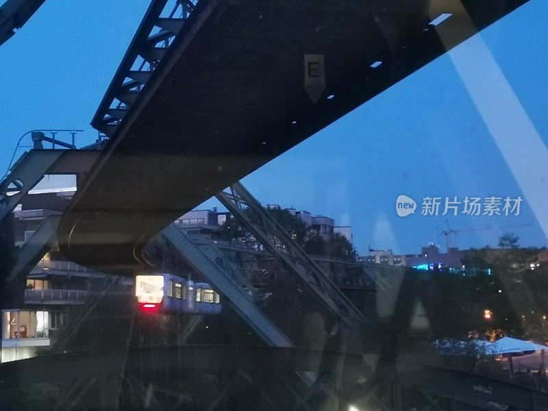 著名的伍珀塔尔·施韦贝巴恩(Wuppertal Schwebebahn)滑进当地一个火车站停下来